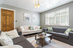 Bright and Spacious Central House W Pool and Tennis Table with FREE Parking Wifi and Netflix